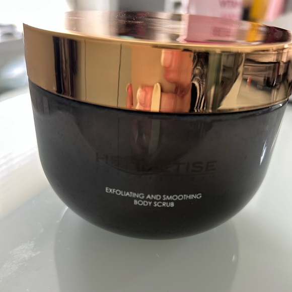 Hermetise Exfoliating Body Scrub with Gold Lid - Picture 1 of 5